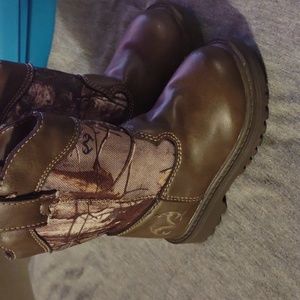 Toddler Real tree camo boots sz 5